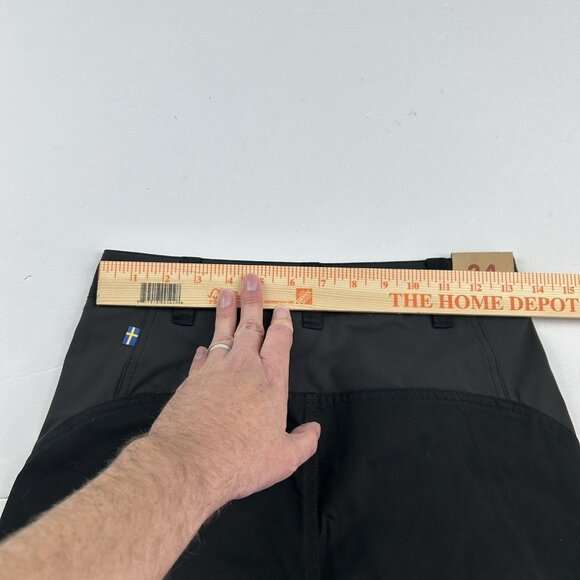 Fjallraven Nikka Curved Womens Shorts Black G1000 Size 26 Waist - Picture 3 of 16